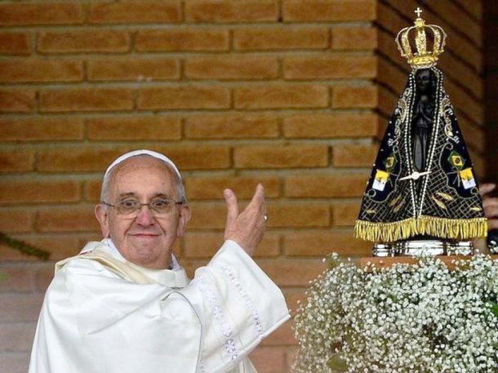 Papež František se soškou Panny Marie z Aparecidy, foto infoans.org