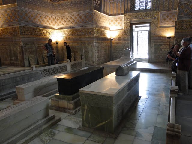 Černý kámen uvnitř mauzolea označuje dobyvatelův hrob, foto: Wikimedia Commons