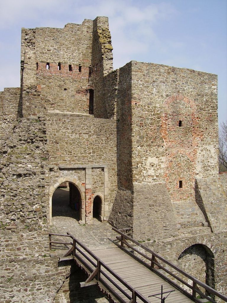 Věž s bránou do hradního jádra FOTO: Wikimedia Commons