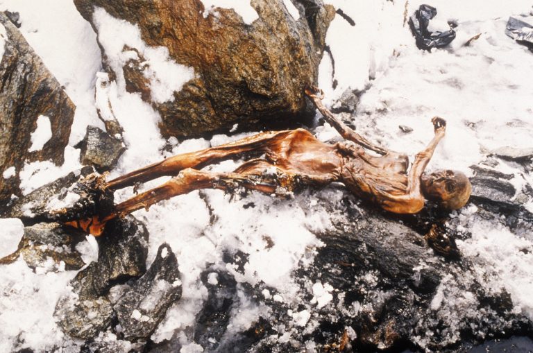 Lidé věří, že Ötziho mumie je prokletá.