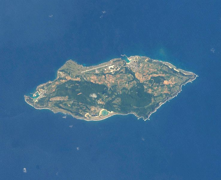 Ostrov Jonaguni, u jehož břehů podmořské struktury leží, foto Wikimedia Commons.