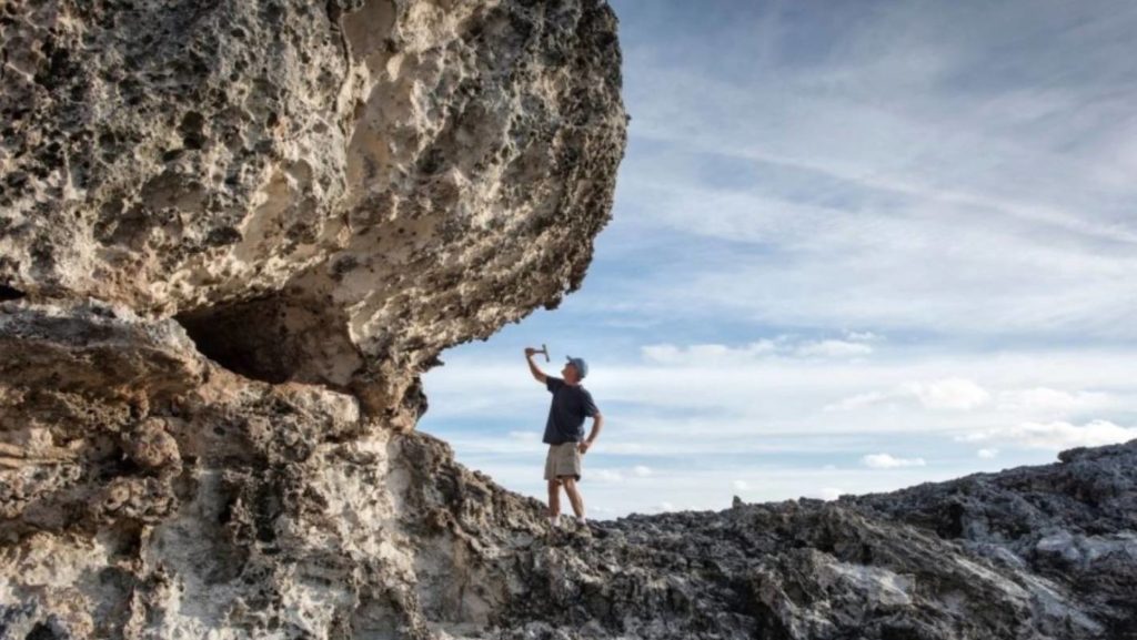 Podle geologů Paula Heartyho a Pascala Kindlera z ženevské univerzity jsou balvany daleko starší než okolní terén. Foto: stuff.co.nz