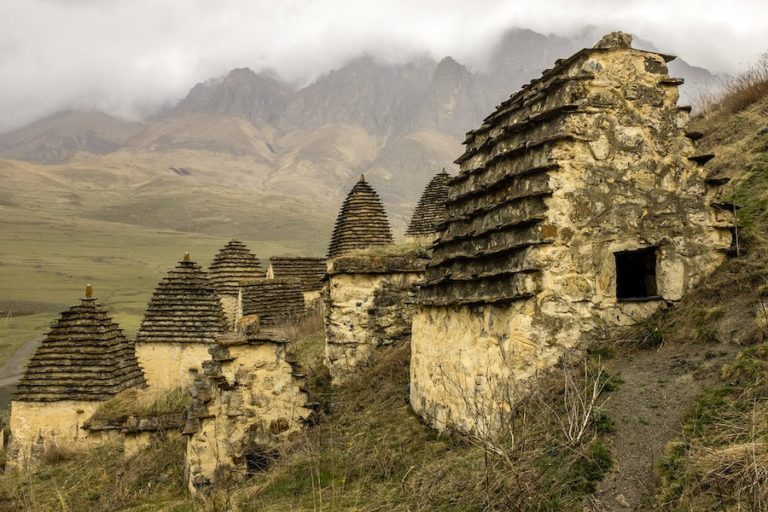 Pohřebiště Dargavs, které připomíná zapomenutou vesnici, se rozkládá na obtížně přístupných svazích kavkazských hor. Foto: pinterest.com