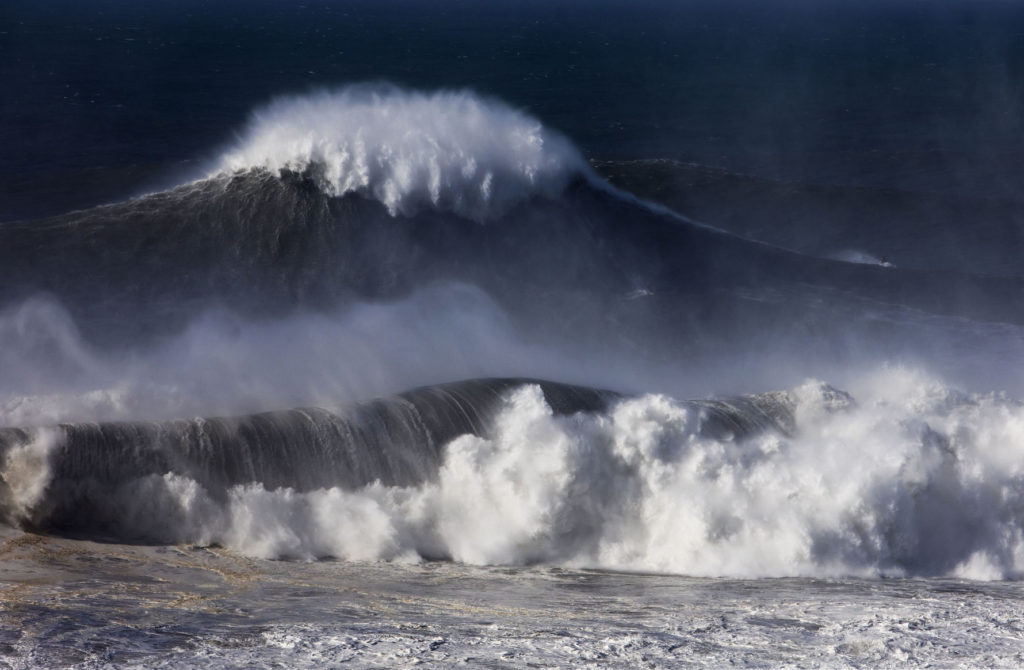 Vědci se domnívají, že balvany mohla z mořského dna vyrvat nějaká ohromná vlna tsunami. Foto: tribpub.com