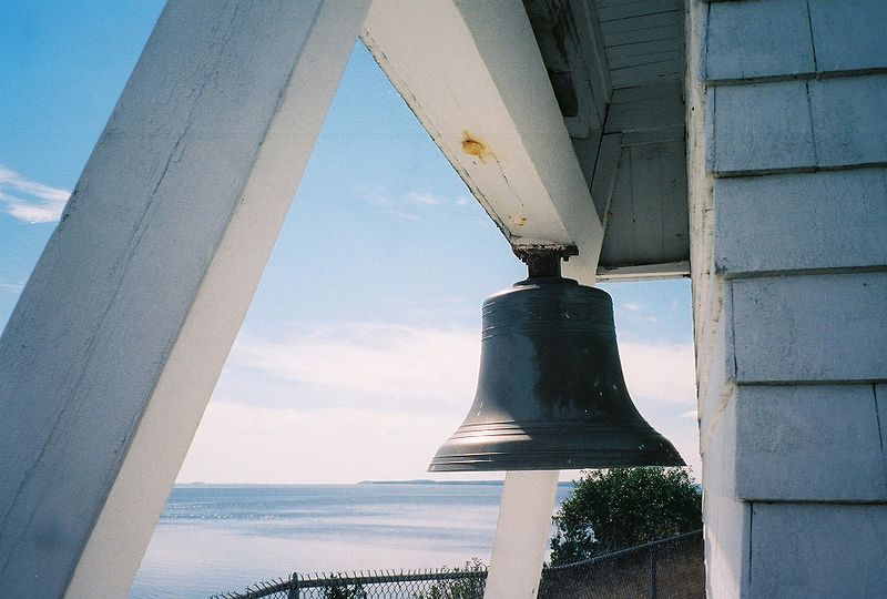 Signální zvonek, jedna ze starších forem nautofonu, Wikimedia Commons