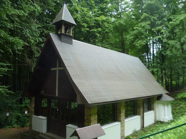 Na místě zázraku byla na Rychnovském vrchu postavena kaple, která byla ve 30. letech přestavěna do současné podoby. Foto: rychnovnm.cz