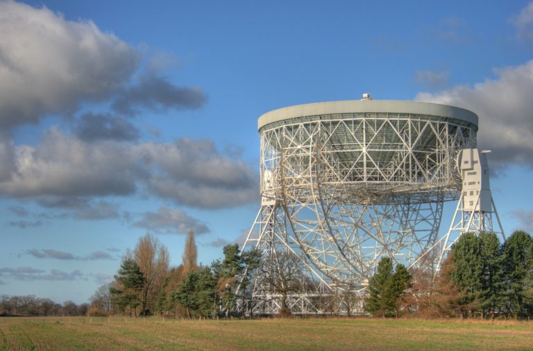 Radioteleskop observatoře Jodrell Bank, foto Wikimedia Commons