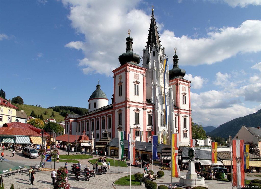 Velká bazilika v rakouském Mariazellu, které je proslulým poutním místem. Foto: wikipedia commons