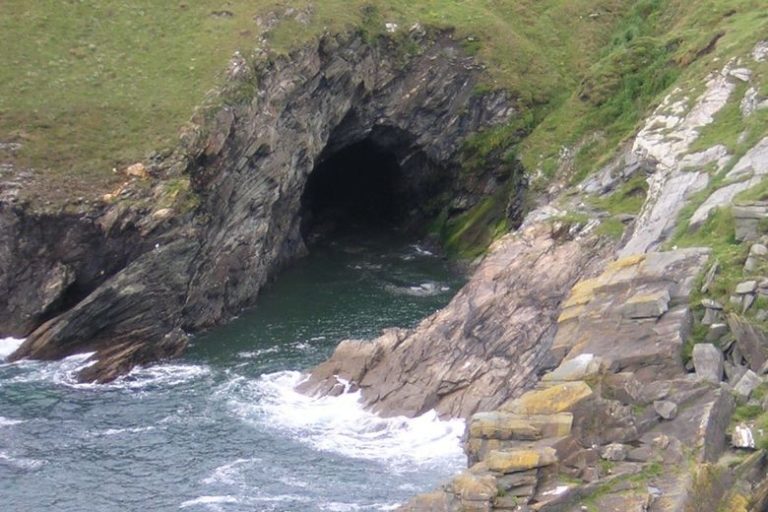 Merlinova jeskyně je přístupná jen za odlivu, jindy vstup do ní blokuje voda. ZDROJ: mysteriousuniverse.com