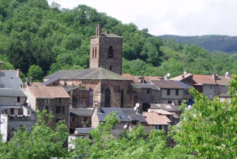 Starobylé francouzské městečko Saint-Sernin-sur-Rance, kde se divoký chlapec objevil poprvé. Foto: tourisme-aveyron.com