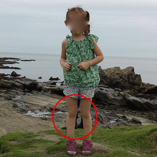 Při bližším pohledu je patrné, že za dívkou je vidět čísi boty. S otcem tam ale byli sami. Foto: dailymail.co.uk