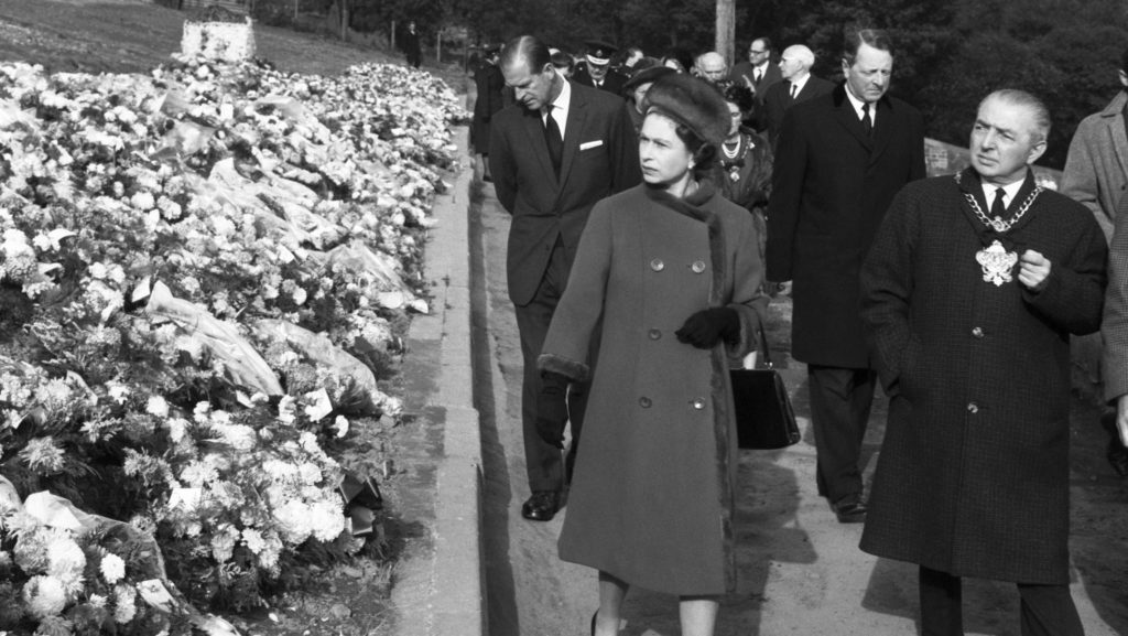 Vzdát poctu zesnulým přijela i královna Alžběta II. Foto: itv.com