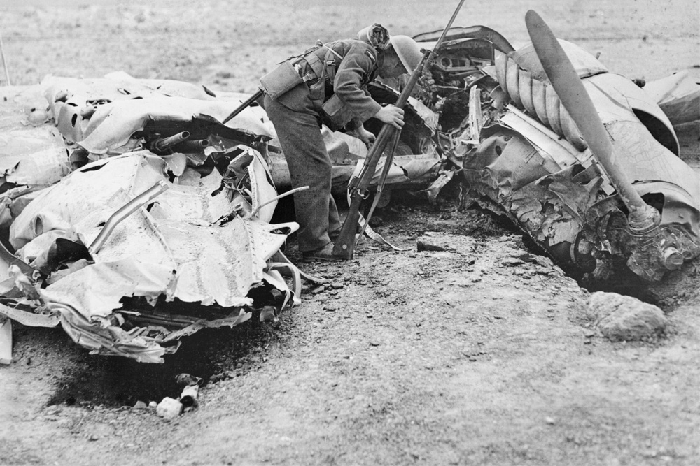 Trosky havarovaného letounu Bf 110 nechali vojáci okamžitě odvézt. Foto: tracesofwar.com