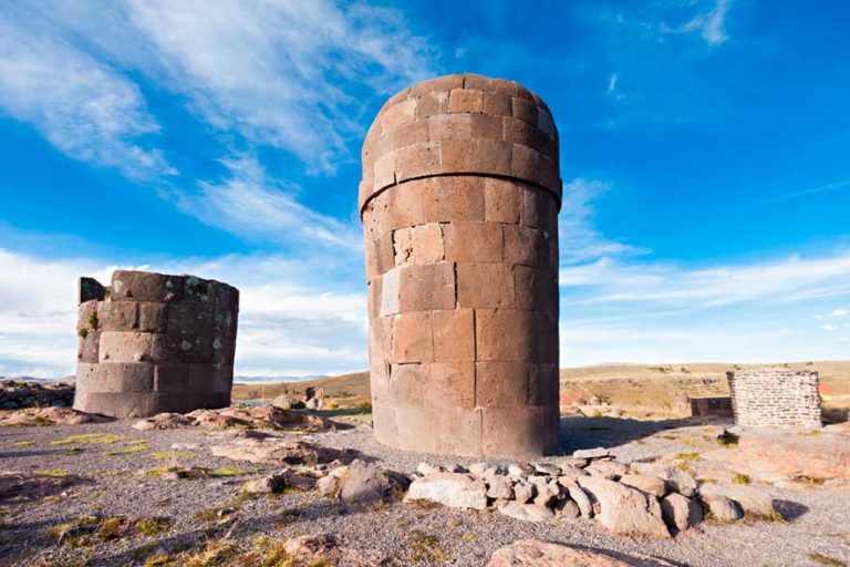 Kamenné věže chullpa prý sloužily jako hrobky pro dávnou civilizaci, která tu žila ještě před příchodem Inků. Foto: perurail.com