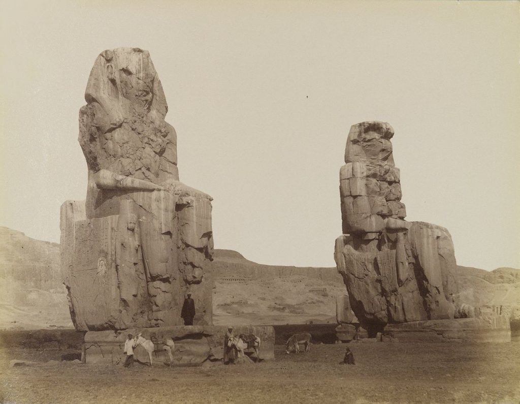 Sochy Memnóna na fotografii z 19. století, foto Wikimedia Commons