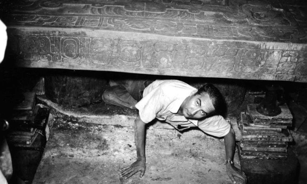 Mexický archeolog Alberto Ruz, který v roce 1948 objevil Pakalovu hrobku. Foto: culturacolectiva.com