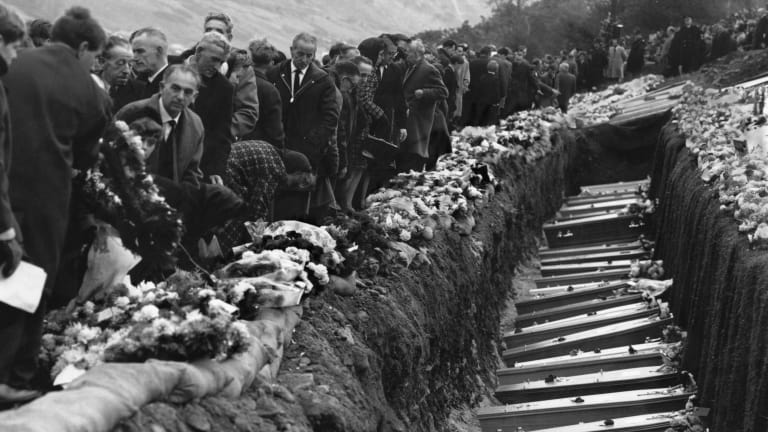 Tragédie v Aberfanu zůstává černým dnem historie Walesu. Foto: history.com