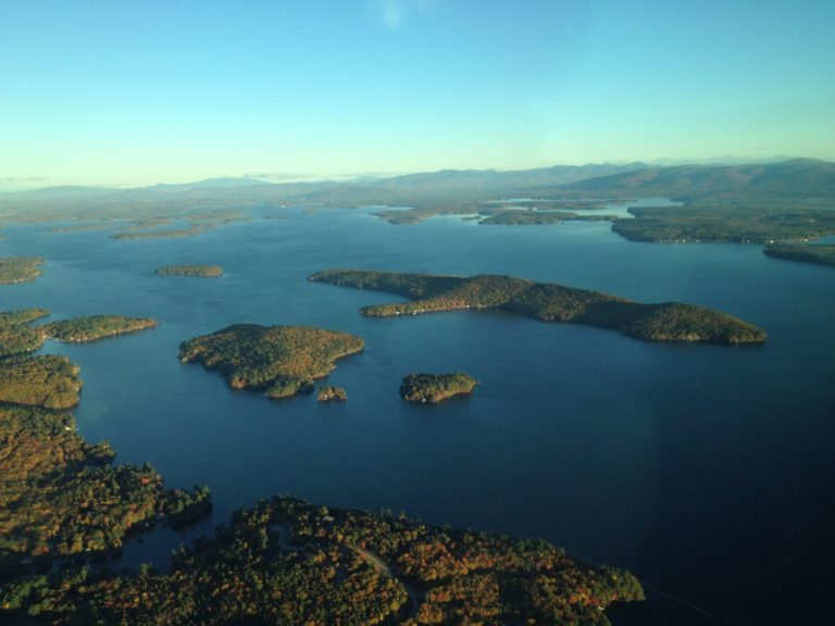 Winnipesaukee je největším jezerem v americkém státě New Hampshire. Na některých místech je hluboké i přes 50 metrů a ukrývá desítky malých ostrůvků. Foto: pinterest.com