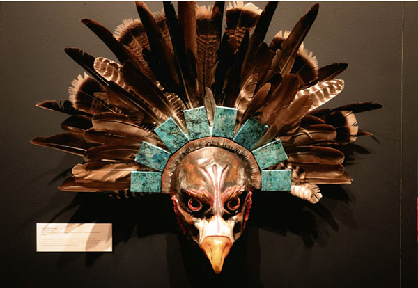 Některé kultury mají masky za posvátné a uctívají je. Foto museum.santarosa.edu
