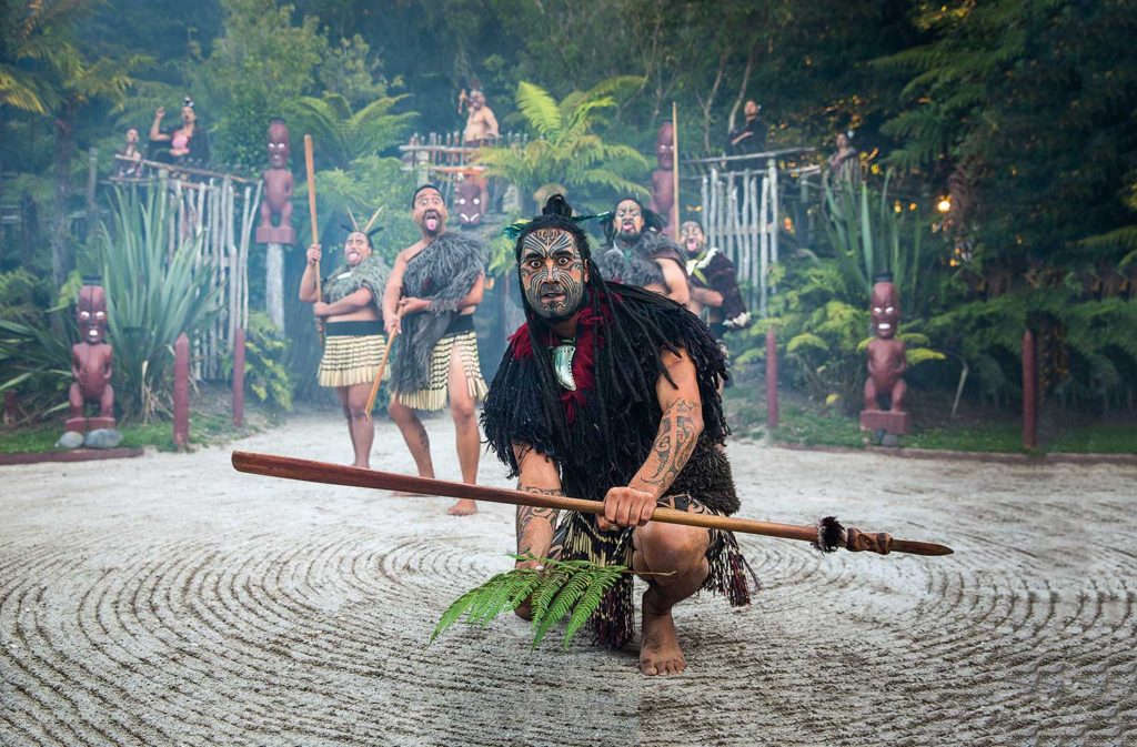 Kvůli Maorům bylo v posledních letech zastaveno stavebních projektů. Zasahovaly totiž do teritoria taniwhy. Foto: trafalgar.com 