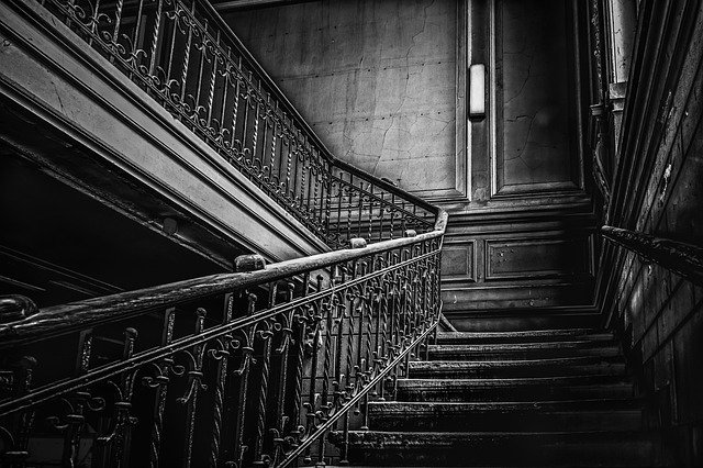 Vrzající schody nemusí vždy znamenat prokletí domu. ZDROJ: mysteriousuniverse.com