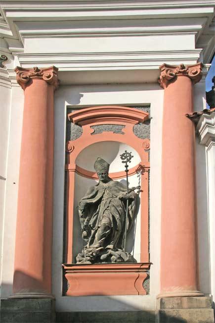Barokní socha svatého Prokopa na kostele svatého Jana Nepomuckého v Kutné Hoře. Foto: Wikimedia Commons