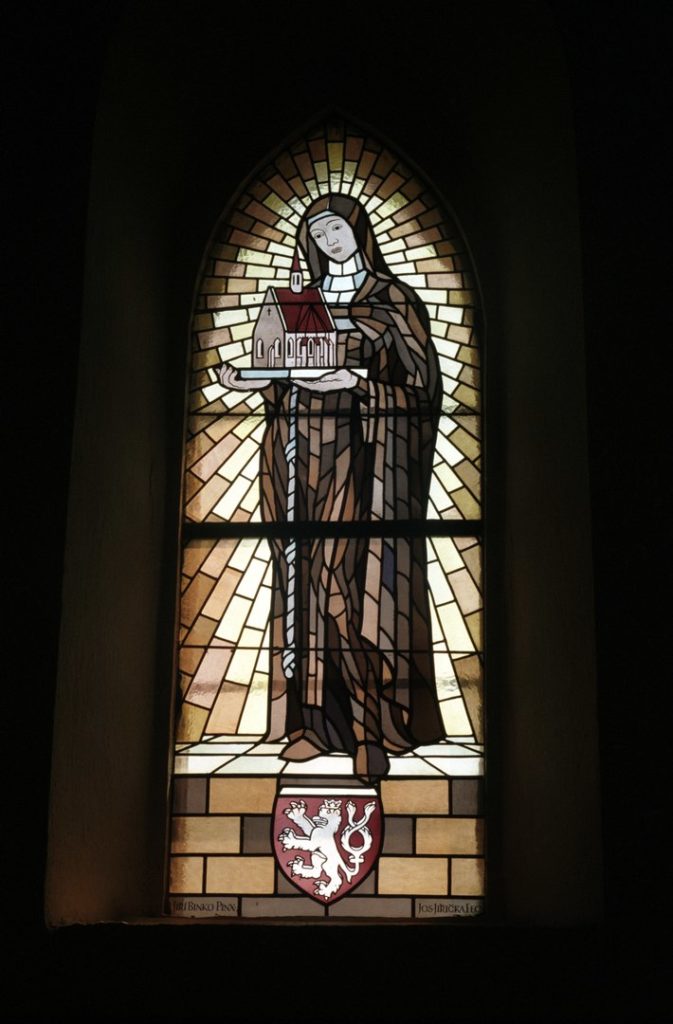 Svatá Anežka na vitráži v kostele sv. Mikuláše v Krucemburku. Foto: Wikimedia Commons