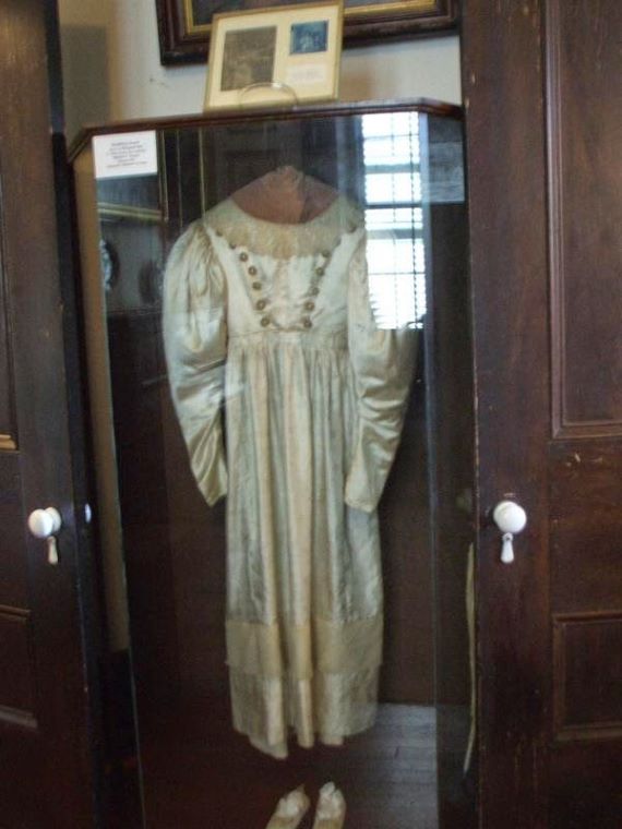 Svatební šaty ve skleněné vitríně muzea. ZDROJ: mysteriousuniverse.com