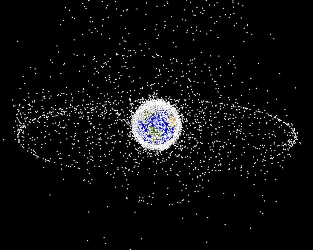 Mapa vesmírného smetí na oběžné dráze Země, foto Wikimedia Commons