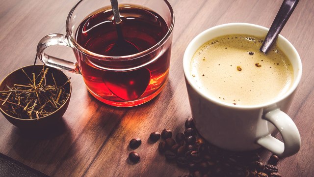 Čaj a káva mohou posloužit nejen jako lahodný nápoj. Foto: eatthis.com