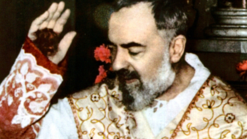 Otec Pio a viditelná stigmata na jeho ruce. Foto: sspx.org