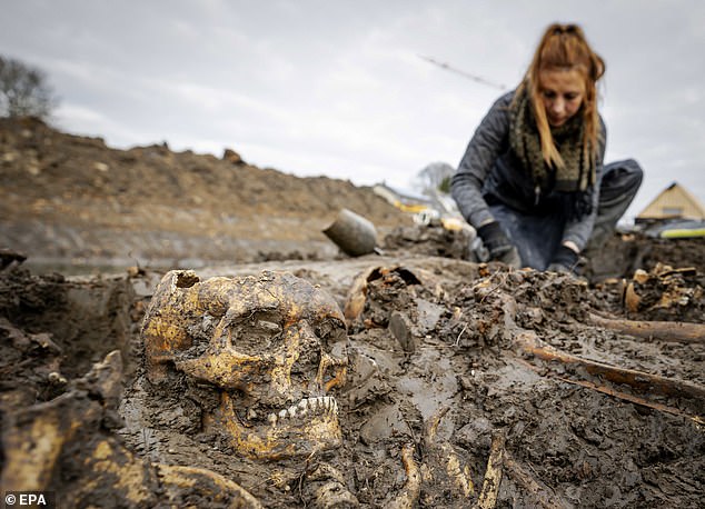 Archeologové zatím objevili dohromady dvacet těl. ZDROJ: mysteriousuniverse.com