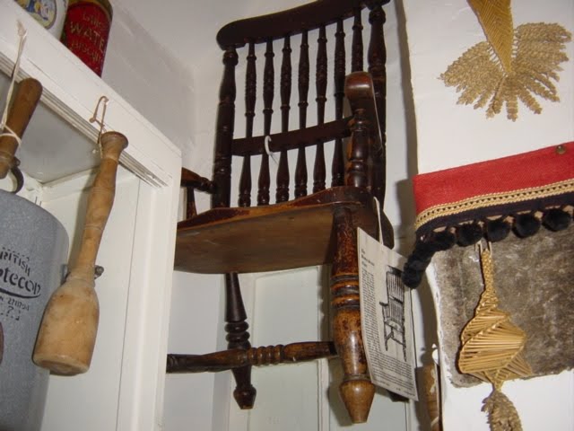Židle byla připevněna ke stropu, aby na ni nikdo nesedal, foto hauntedpalaceblog.wordpress.com