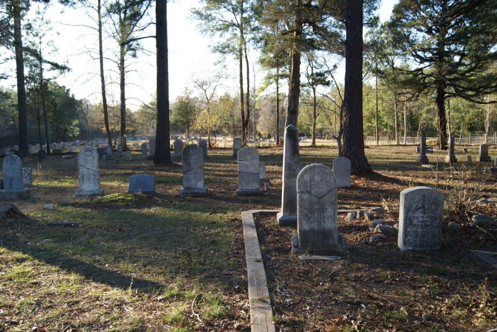 Opuštěný hřbitov, který leží těsně u cesty, přidává na ponuré atmosféře místa. ZDROJ: mysteriousuniverse.com
