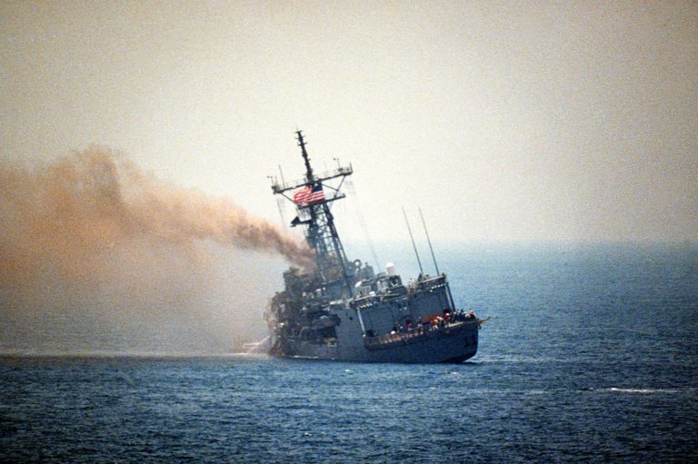 FOTO2: Americká loď USS Stark po útoku, foto Wikimedia Commons