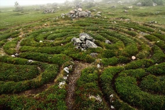 Jeden z mnoha labyrintů na ostrově Bolshoi Zayatsky. ZDROJ: mysteriousuniverse.com