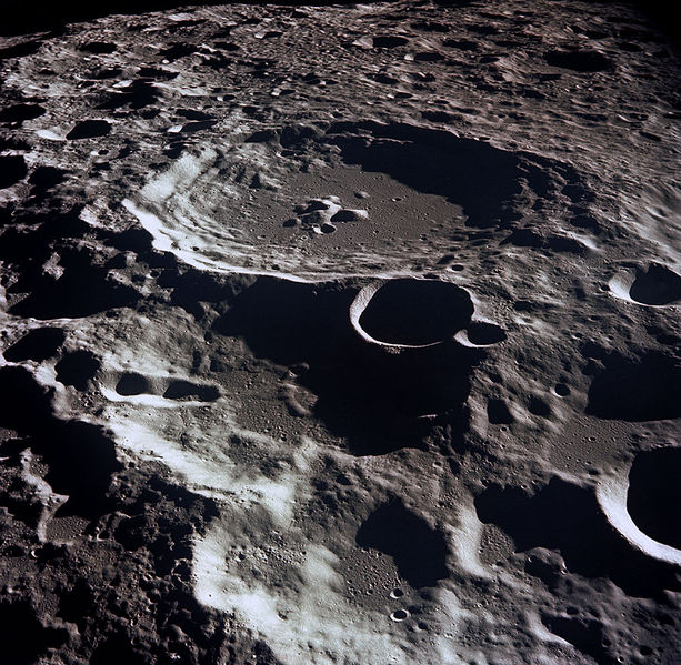 Měsíční krátery jsou prý příliš mělké, foto Wikimedia Commons