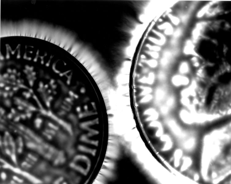 Fotografie mincí pořízená Kirlianovou metodou, foto Wikimedia Commons