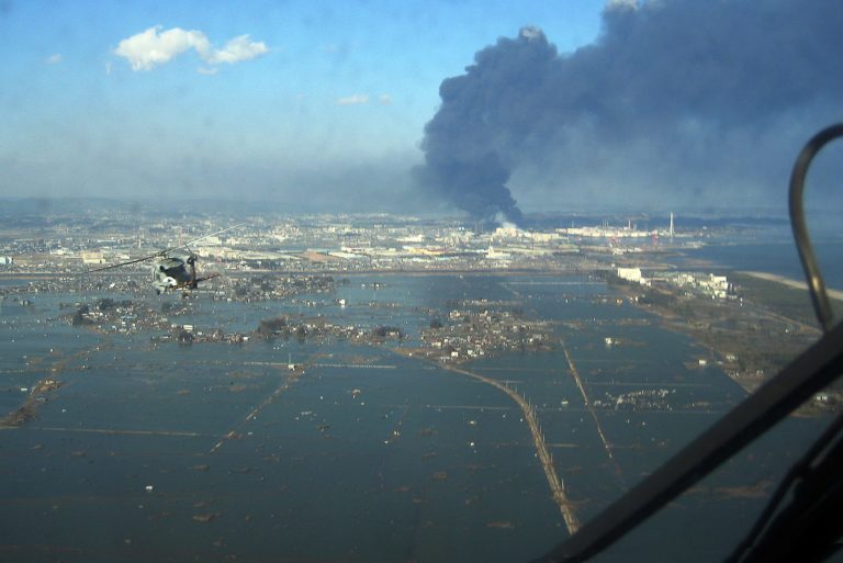 Následky tsunami, foto Wikimedia Commons