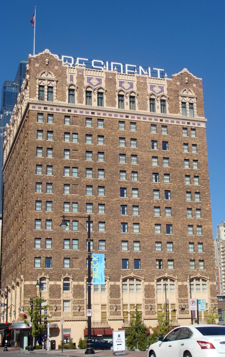 Hotel President, ve kterém k vraždě došlo, foto Wikimedia Commons