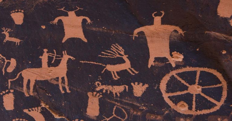 Tajemnost národa ještě podtrhují nalezené petroglyfy. Foto roadslesstraveled.us
