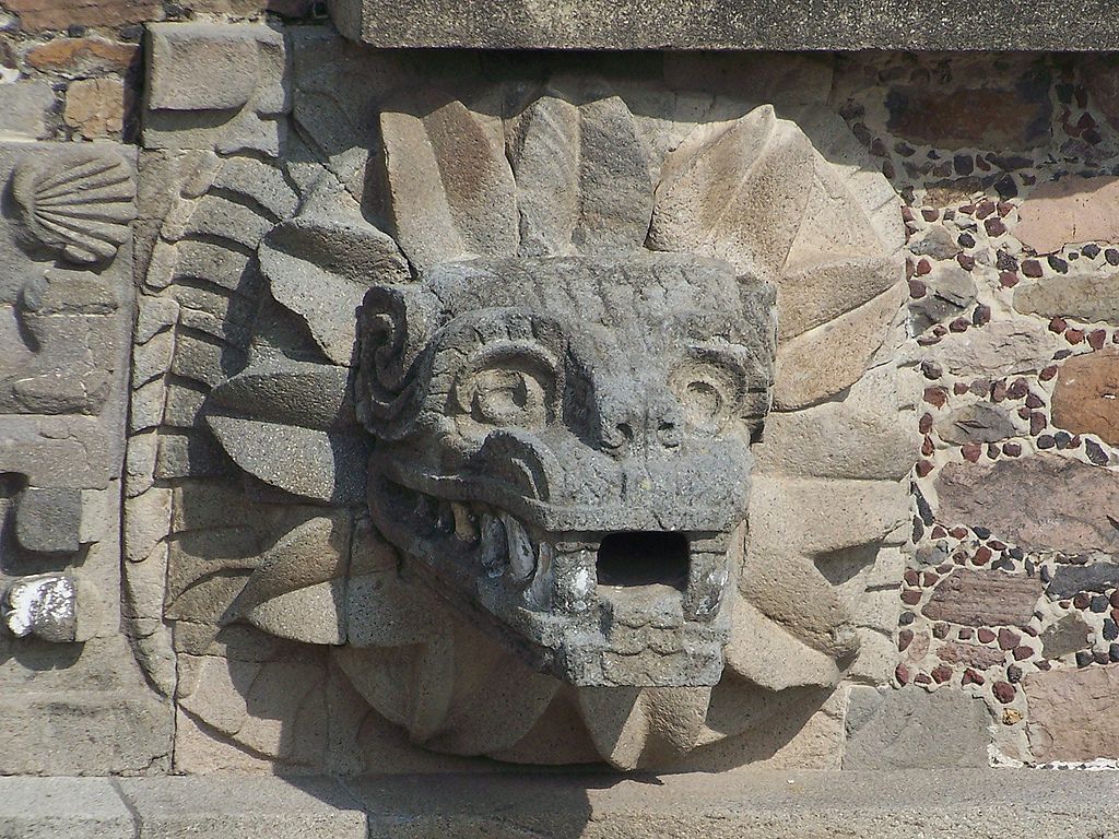 Opeřený had zdobící chrám v Teotihuacanu, foto Wikimedia Commons