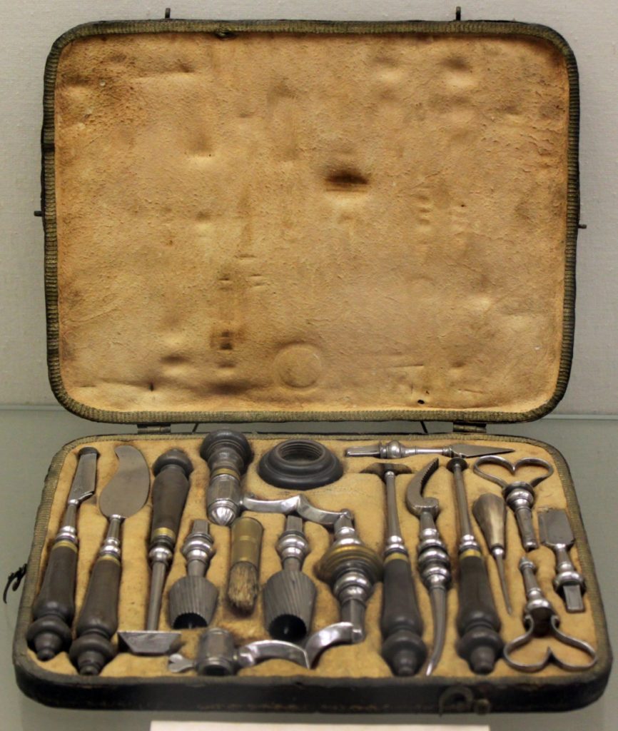 Nástroje pro trepanaci z 18. století, foto Wikimedia Commons