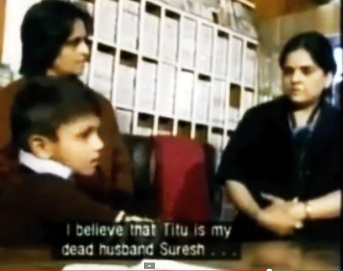 Snímek ze setkání malého chlapce a vdovy po zabitém Indovi.