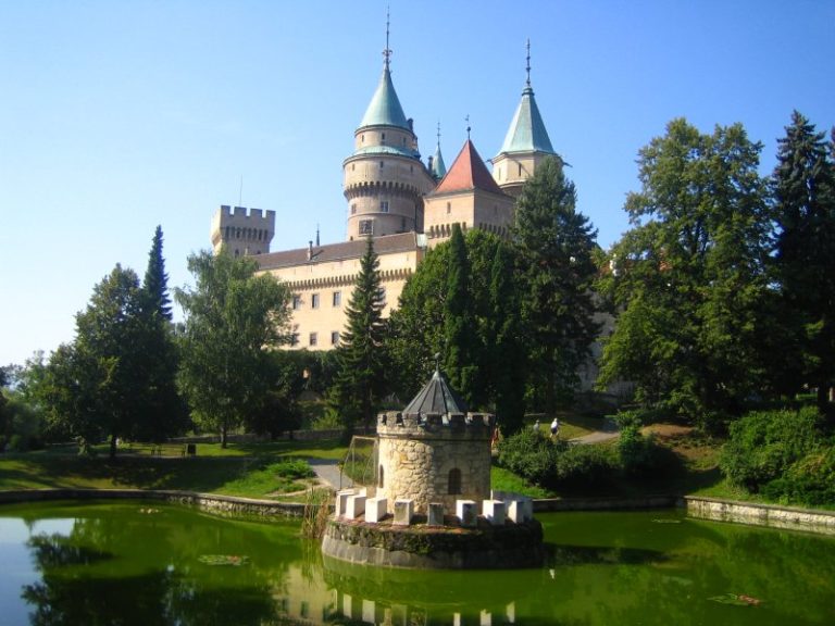 Pohled na zámek z parku FOTO: Wikimedia Commons / Pufacz / Volné dílo