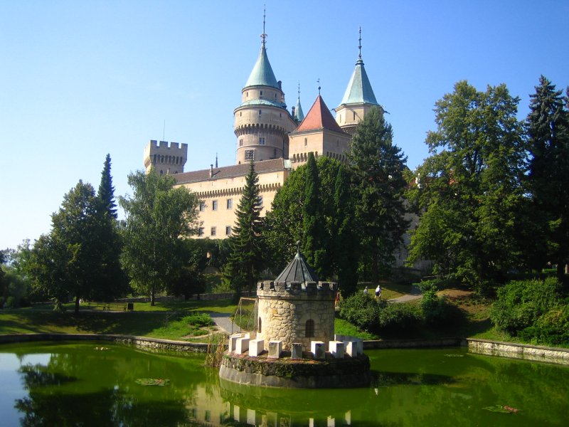 Pohled na zámek z parku FOTO: Wikimedia Commons / Pufacz / Volné dílo