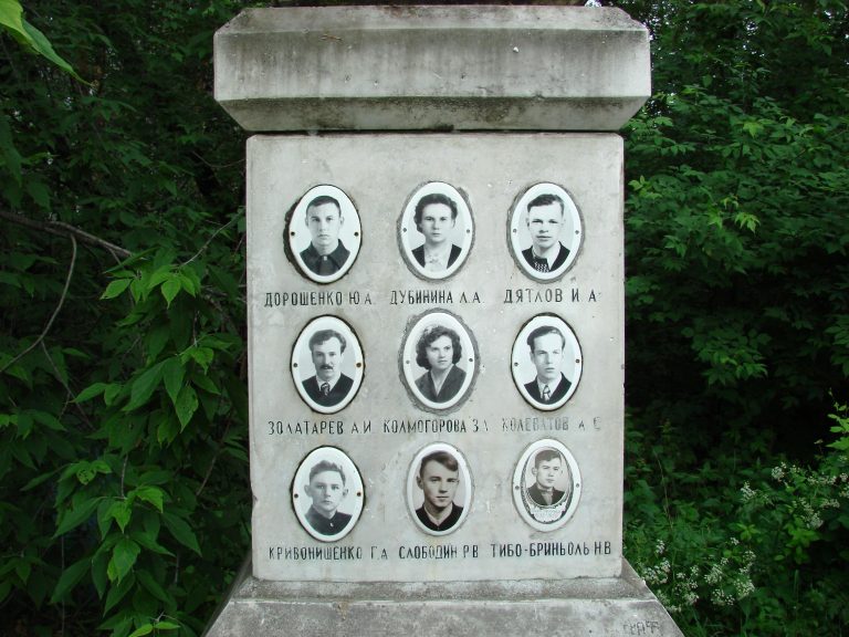 Památník skupině, která za záhadných okolností zemřela. ZDROJ: Wikimedia Commons, volné dílo, autor: Дмитрий Никишин
