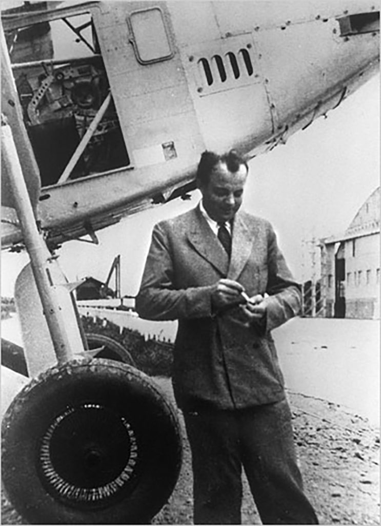 Antoine de Saint-Exupéry se svým letadlem, foto Wikimedia Commons