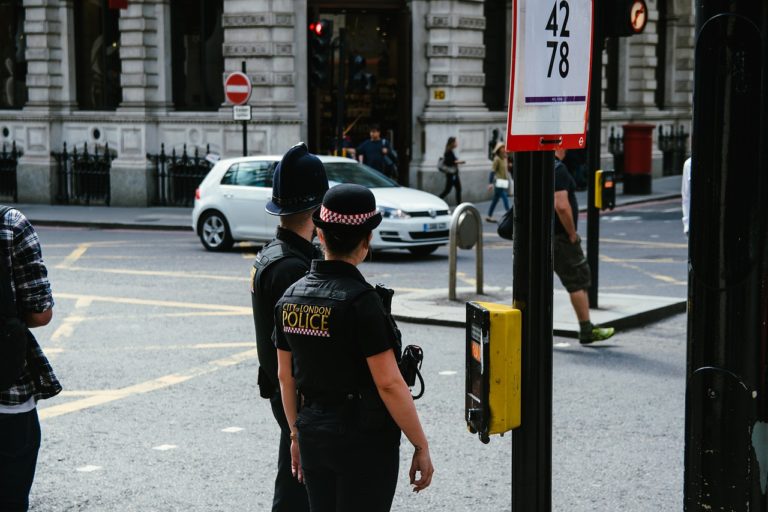 Britská policie oficiálně s jasnovidci nespolupracuje, soukromě se prý ale vyšetřovatelé na média obracejí.
