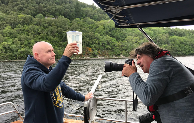 Neil Gemmell na jezeře Loch Ness v roce 2019, foto University of Otaga
